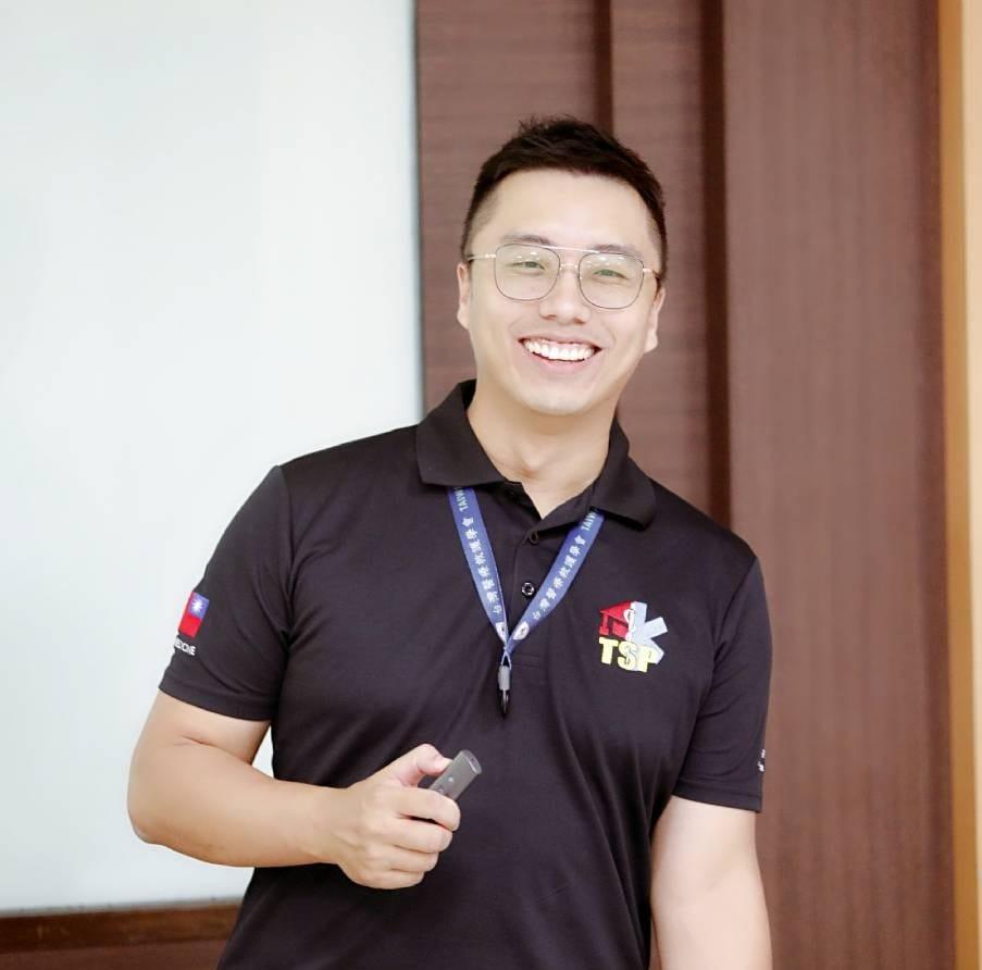 張育通博士照片
